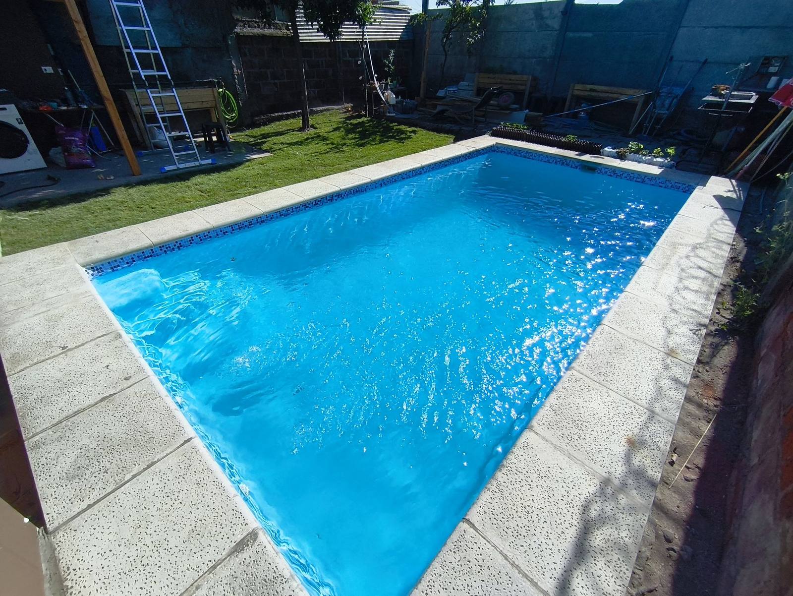 Piscina rectangular con borde de mosaico