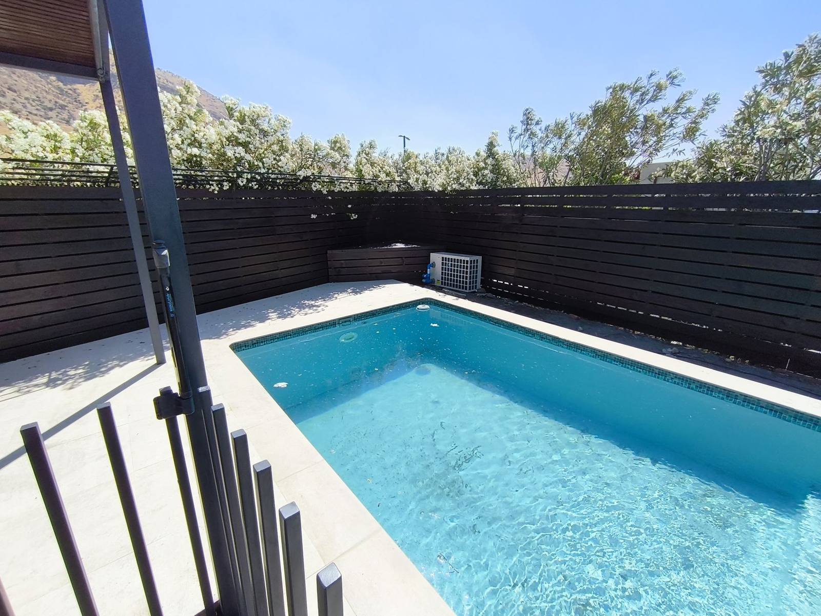 Piscina en patio con cierre perimetral