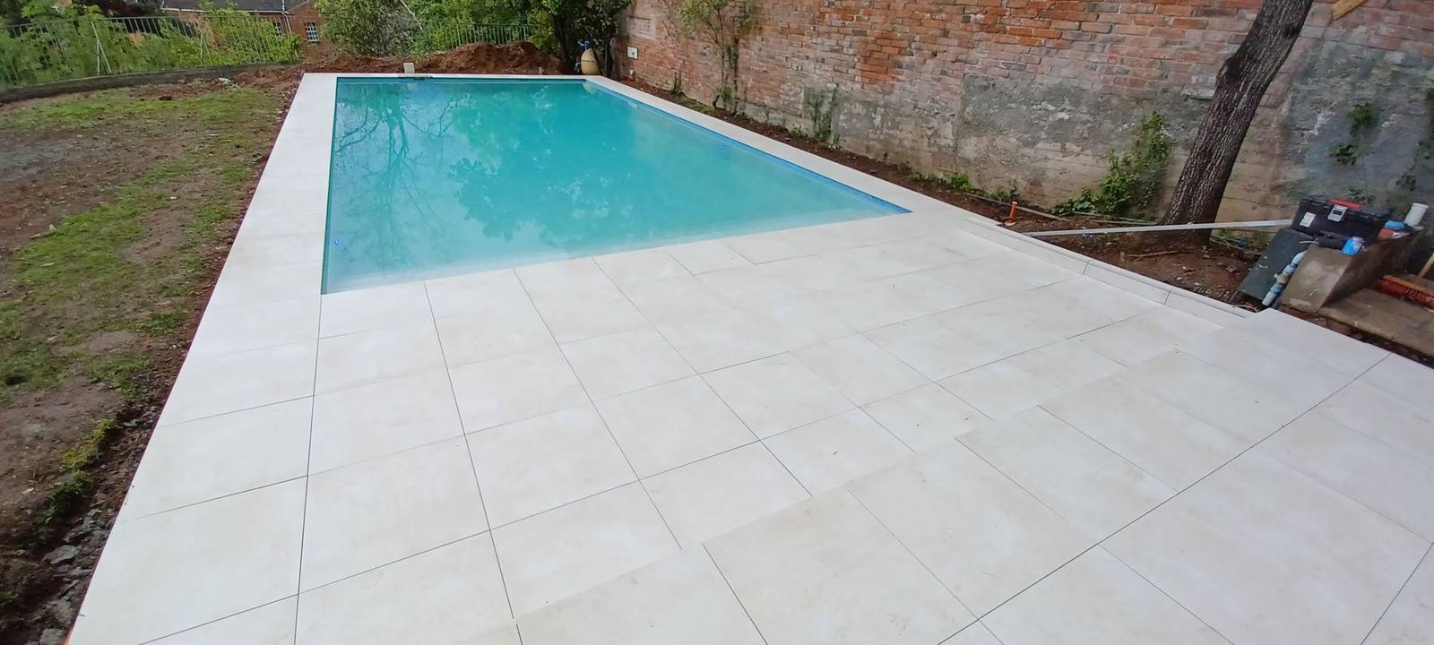 Piscina con terminación de porcelanato