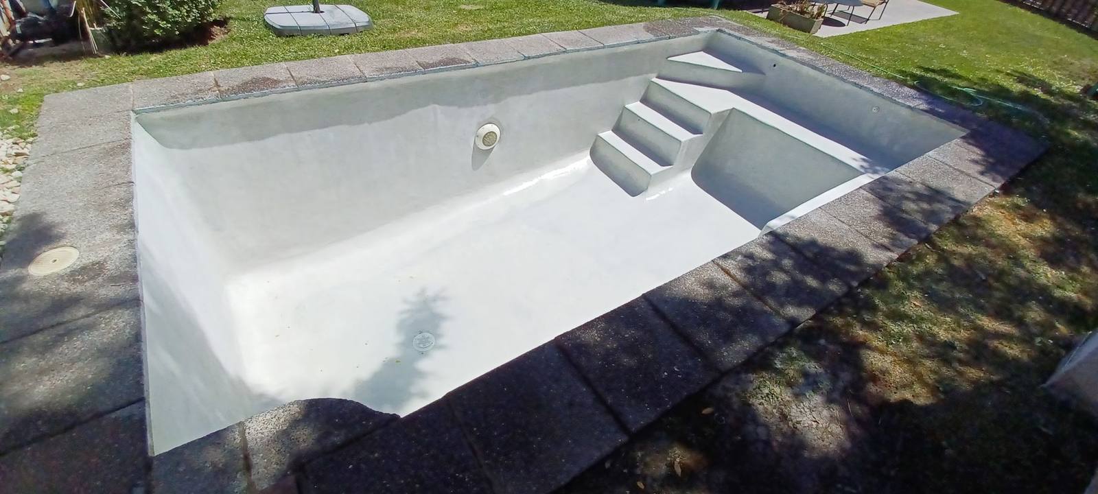 Piscina con revestimiento nuevo y escalera